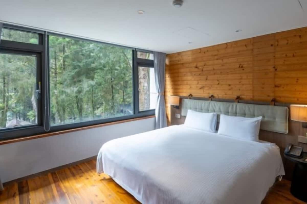 Desk, laptop workspace, free WiFi, bed sheets