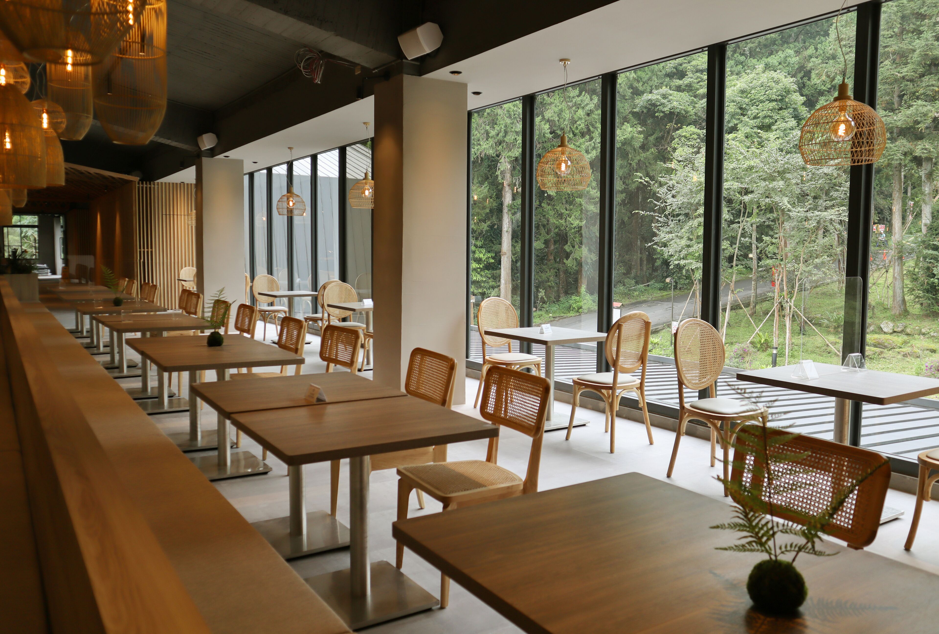 2 restaurants, breakfast served