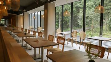 2 restaurants, breakfast served