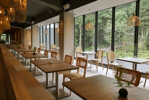 2 개의 레스토랑, 아침 식사 제공