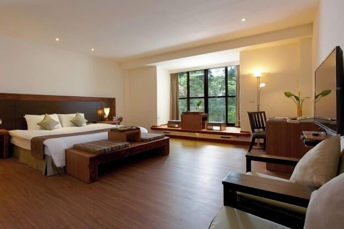 Desk, laptop workspace, free WiFi, bed sheets