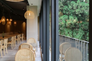 2 restaurantes, se sirve desayuno 