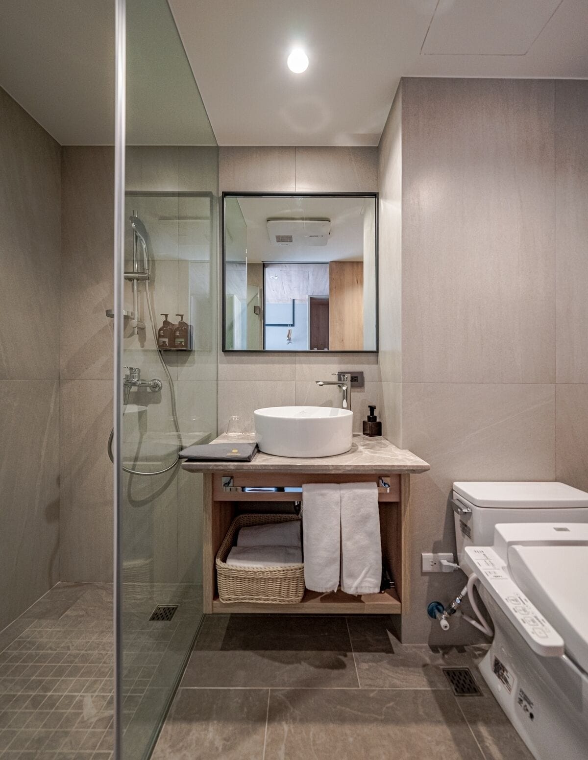 Jetted bath, hydromassage showerhead, free toiletries, hair dryer