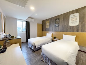 羽绒被、办公桌、笔记本电脑工作区、遮光窗帘