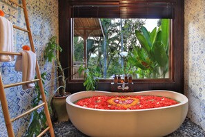 Villa | Salle de bain | Baignoire et douche séparées, articles de toilette gratuits