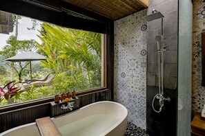 Villa | Badkamer | Een aparte badkuip en douche, gratis toiletartikelen, een haardroger