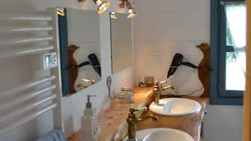 Een douche, een haardroger, handdoeken, zeep