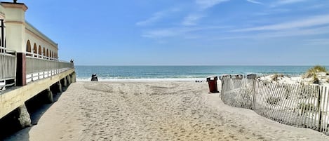 Vlak bij het strand, ligstoelen aan het strand, strandlakens