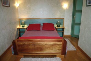 4 bedrooms, desk, iron/ironing board, cots/infant beds