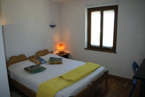 4 camere, una scrivania, ferro/asse da stiro, culle/letti per bambini