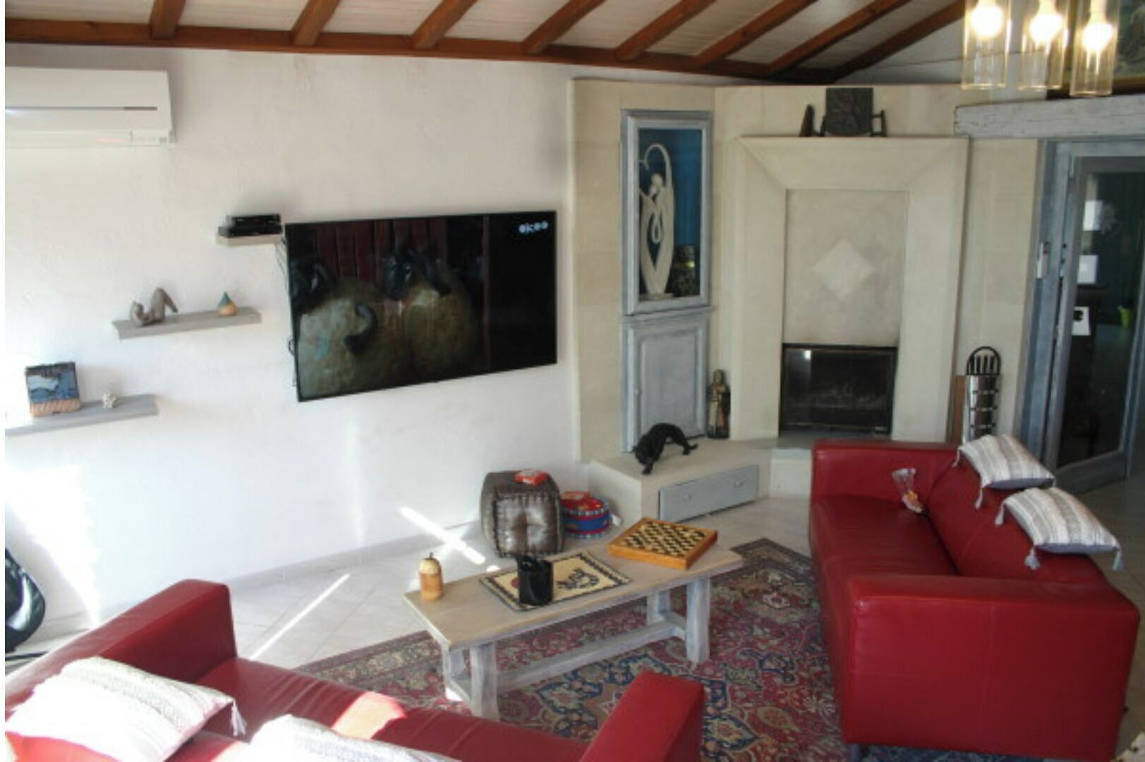 Smart TV, fireplace, DVD player, books