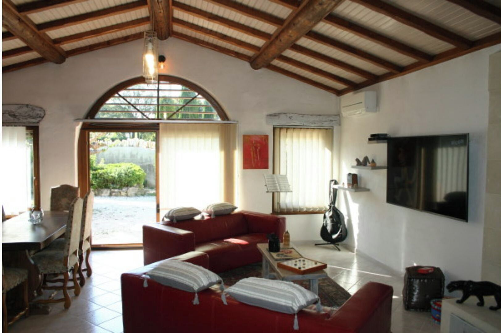 Smart TV, fireplace, DVD player, books