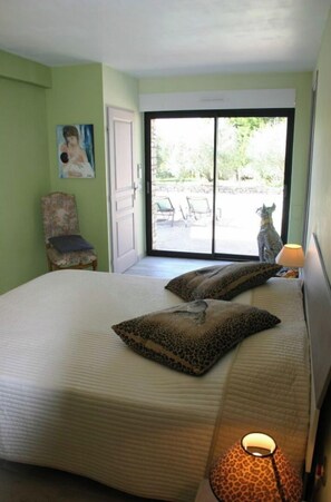 4 bedrooms, desk, iron/ironing board, cots/infant beds