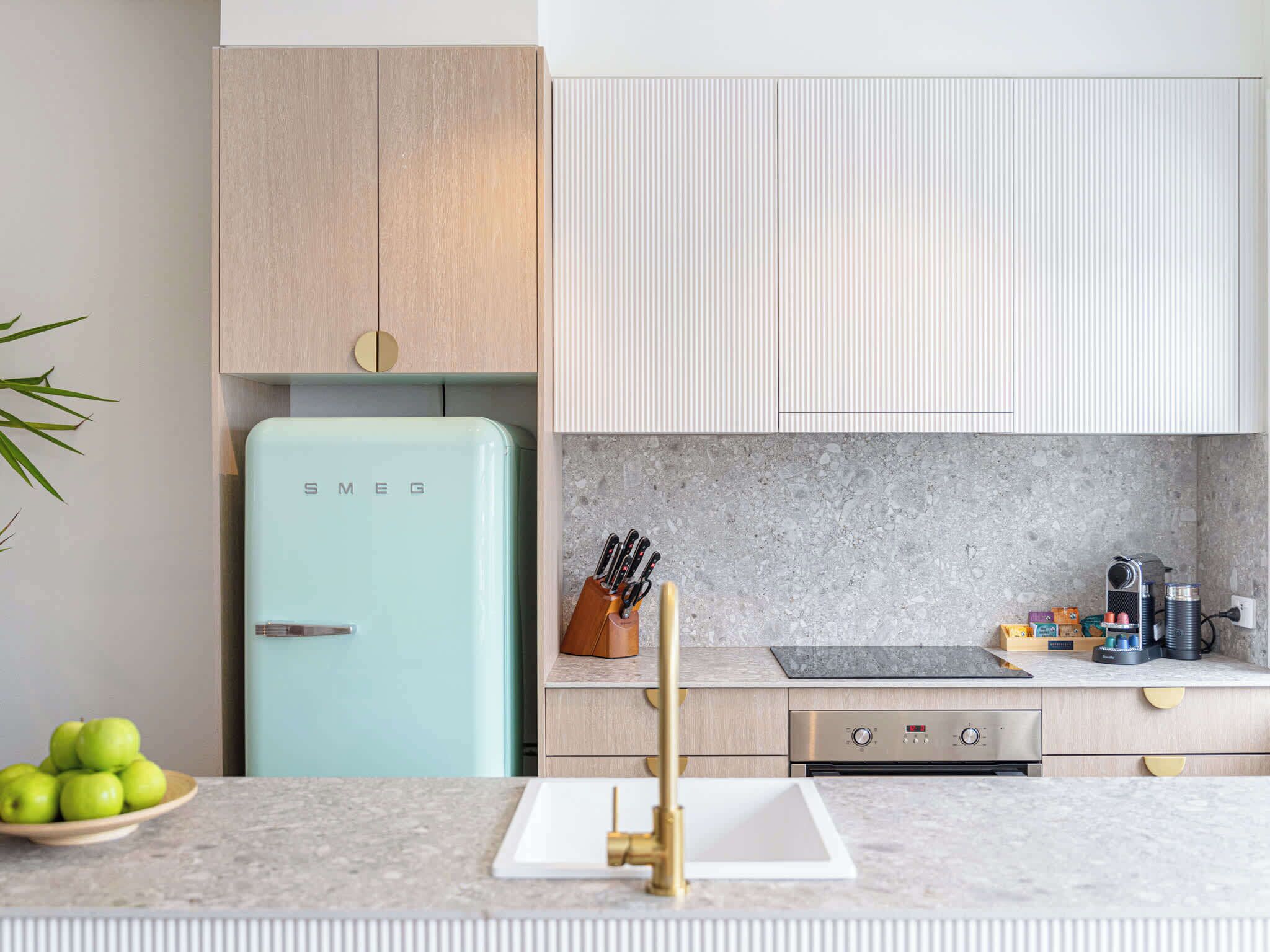 Coffee/tea maker, fridge, oven, stovetop