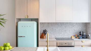Coffee/tea maker, fridge, oven, stovetop