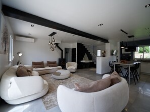 Flat-screen TV, fireplace, table football, ping pong - Vacation rental house with pool AUREILLE LS1-401 (Aureille)