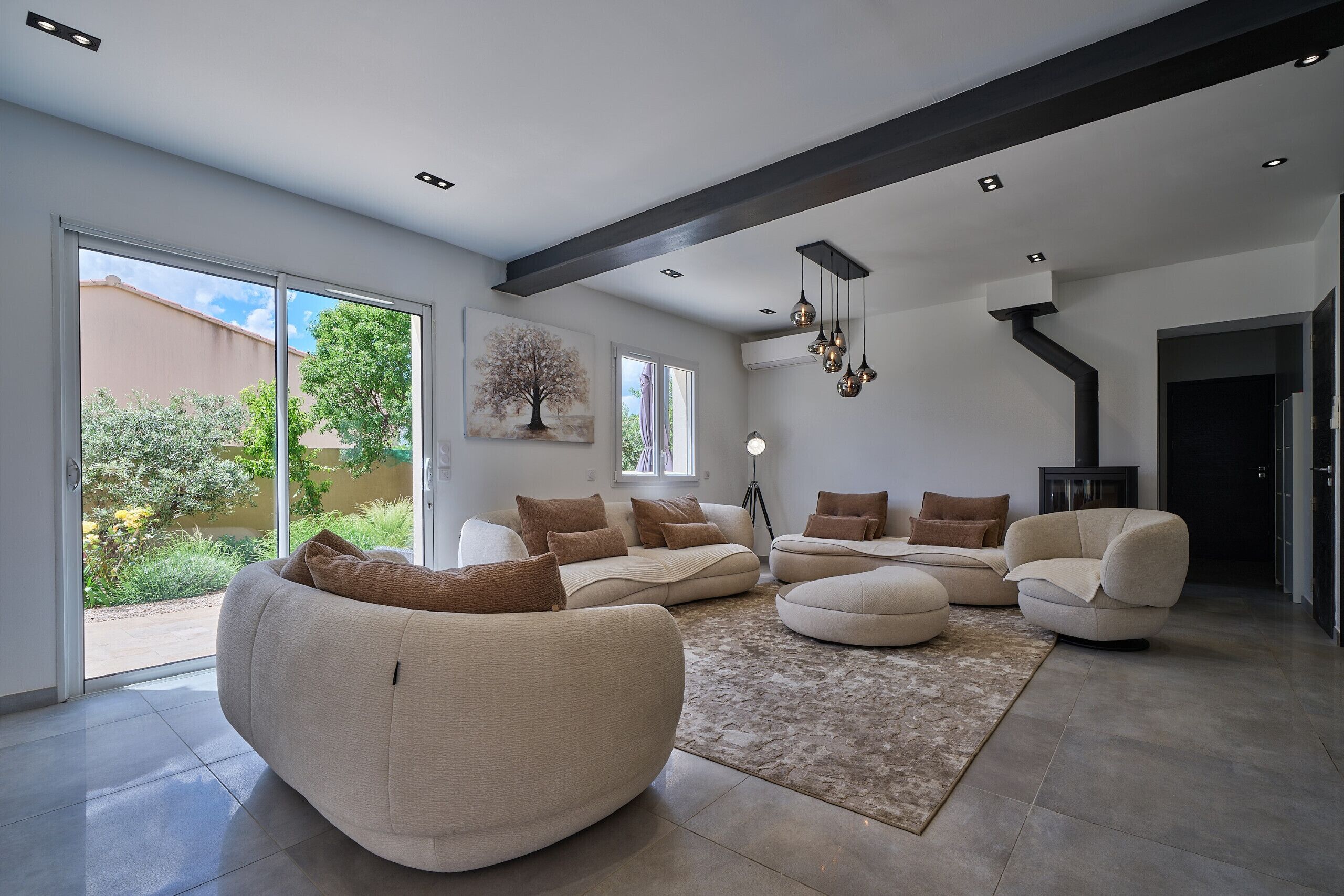 Televisión de pantalla plana, chimenea, futbolito y tenis de mesa 