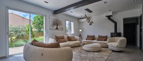 Flat-screen TV, fireplace, table football, ping pong