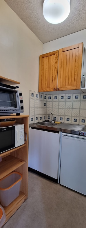 Réfrigérateur, micro-ondes, four, plaque de cuisson