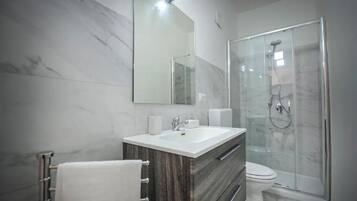 Badewanne, Haartrockner, Bidet, Handtücher