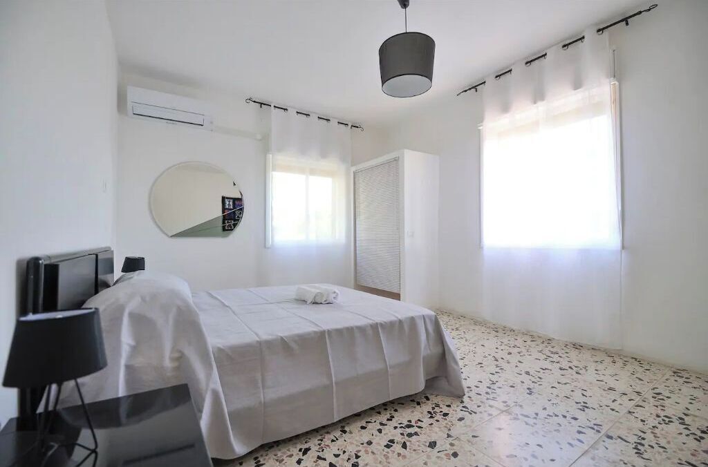 4 camere, una scrivania, ferro/asse da stiro, culla da viaggio