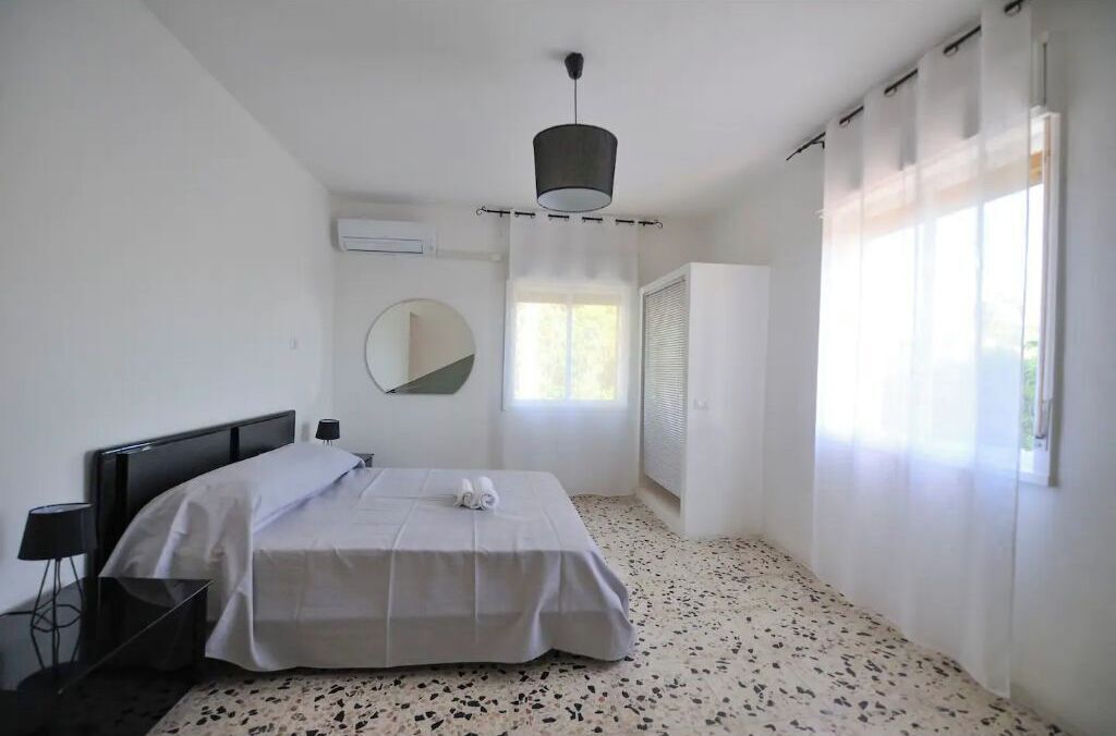 4 chambres, bureau, fer et planche à repasser, lit parapluie