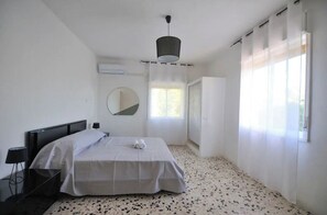 4 soverom, skrivebord, strykejern/-brett og reiseseng for barn