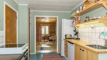 Refrigerador, lavavajillas, utensilios de cocina