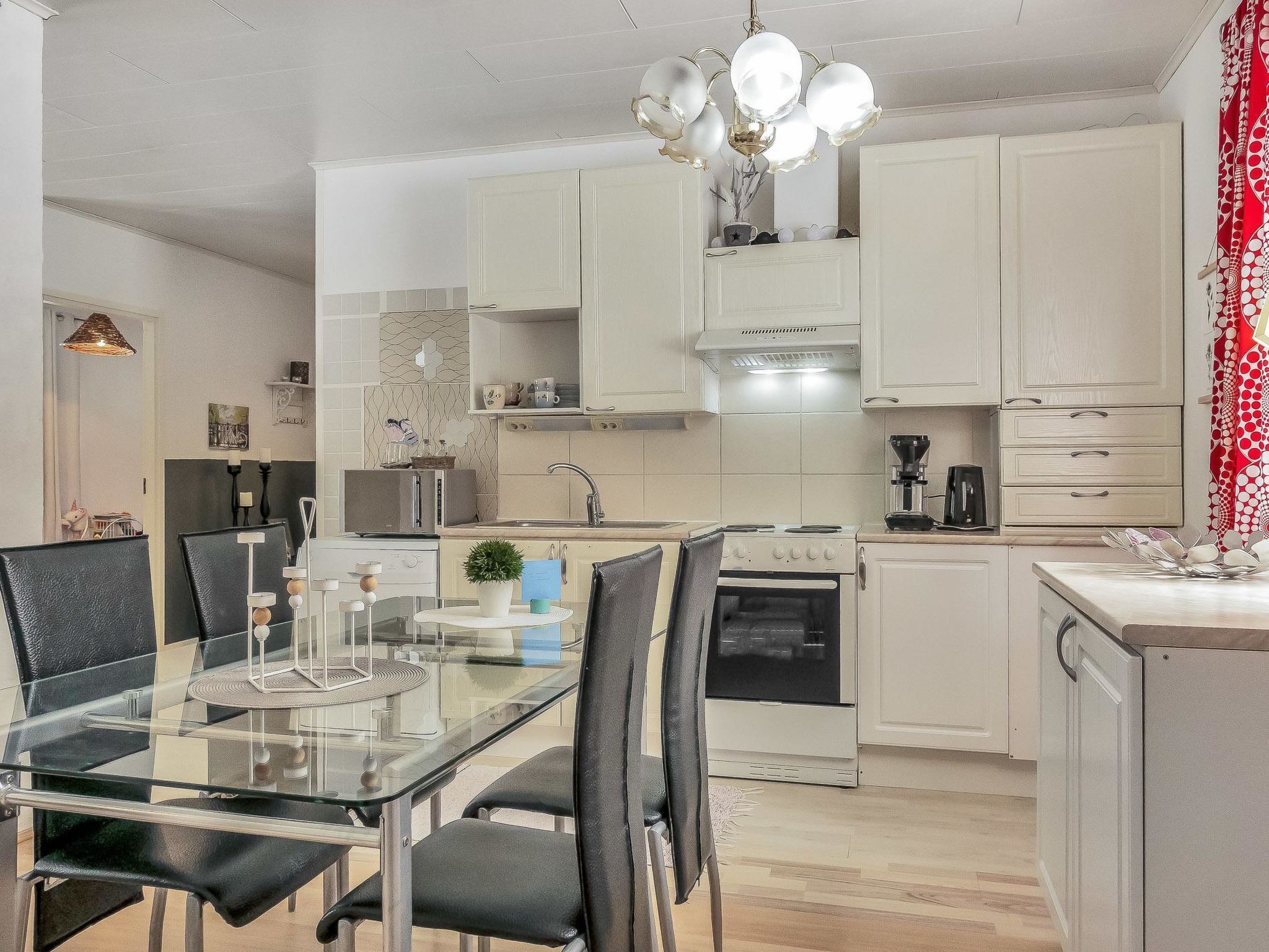 Frigorífico, microondas, lavavajillas y utensilios de cocina