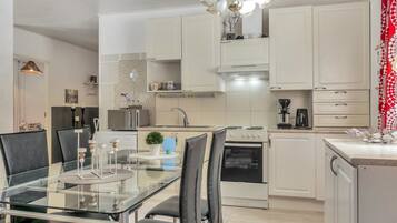 Fridge, microwave, dishwasher, cookware/dishes/utensils