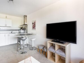 Een koelkast, een microgolfoven, een oven, kookgerei, borden en bestek