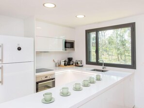 Réfrigérateur, micro-ondes, four, lave-vaisselle