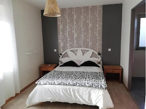 1 chambre, bureau, fer et planche Ă repasser, lit parapluie