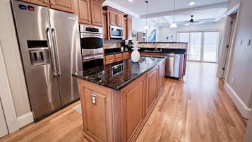 Condo, 3 Bedrooms | Private kitchen