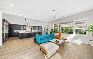 Smart TV, fireplace, ping pong - Entire House-Luxury 24hr Guard Gated Community 3B3.5B with Pools & EV Charging (Irvine)