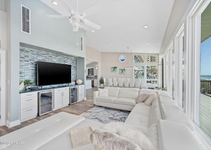 House, 6 Bedrooms | Living room