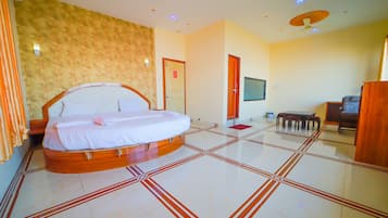 Royal Studio Suite | Laptop workspace, free WiFi