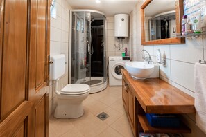 Casa familiar, 1 cama matrimonial y sofá cama (Traditional House Golubić With Sauna) | Baño | Regadera, secadora de cabello, toallas, jabón 