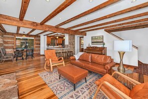 Smart-TV, Kamin, Videospiele, Tischfußball