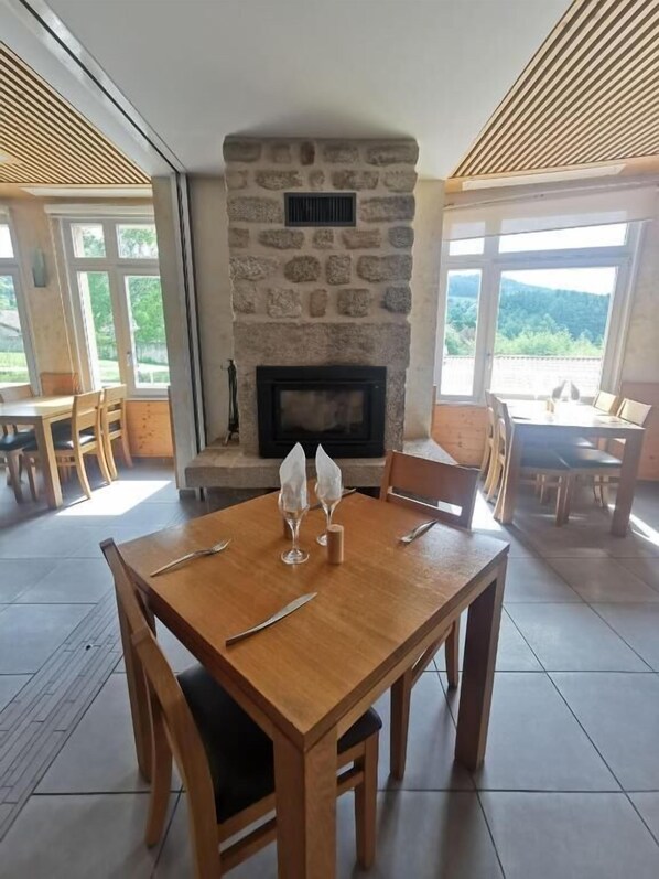 Private kitchen - COMPLEXE HOTELIER LE FOREZ (Le Brugeron)