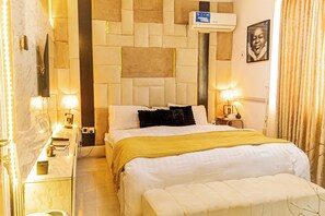 4 bedrooms, desk, iron/ironing board, free WiFi - Business travelers, families, and weekend guests seeking comfort and convenience (Lagos)