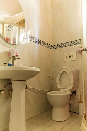 Shower, hair dryer, towels, soap - Business travelers, families, and weekend guests seeking comfort and convenience (Lagos)
