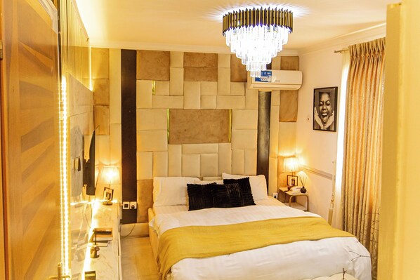 4 bedrooms, desk, iron/ironing board, free WiFi - Business travelers, families, and weekend guests seeking comfort and convenience (Lagos)