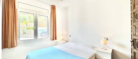 2 bedrooms, iron/ironing board, free WiFi