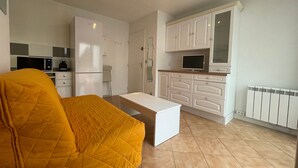 TV - Cozy 1-Bedroom Apartment with Terrace, Steps from Saint-Georges-de-Didonne Beach (Saint-Georges-de-Didonne)