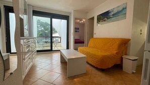 Interior - Cozy 1-Bedroom Apartment with Terrace, Steps from Saint-Georges-de-Didonne Beach (Saint-Georges-de-Didonne)