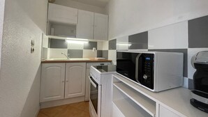 Fridge, microwave - Cozy 1-Bedroom Apartment with Terrace, Steps from Saint-Georges-de-Didonne Beach (Saint-Georges-de-Didonne)