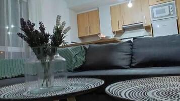 Een smart-tv, boeken en een stereo