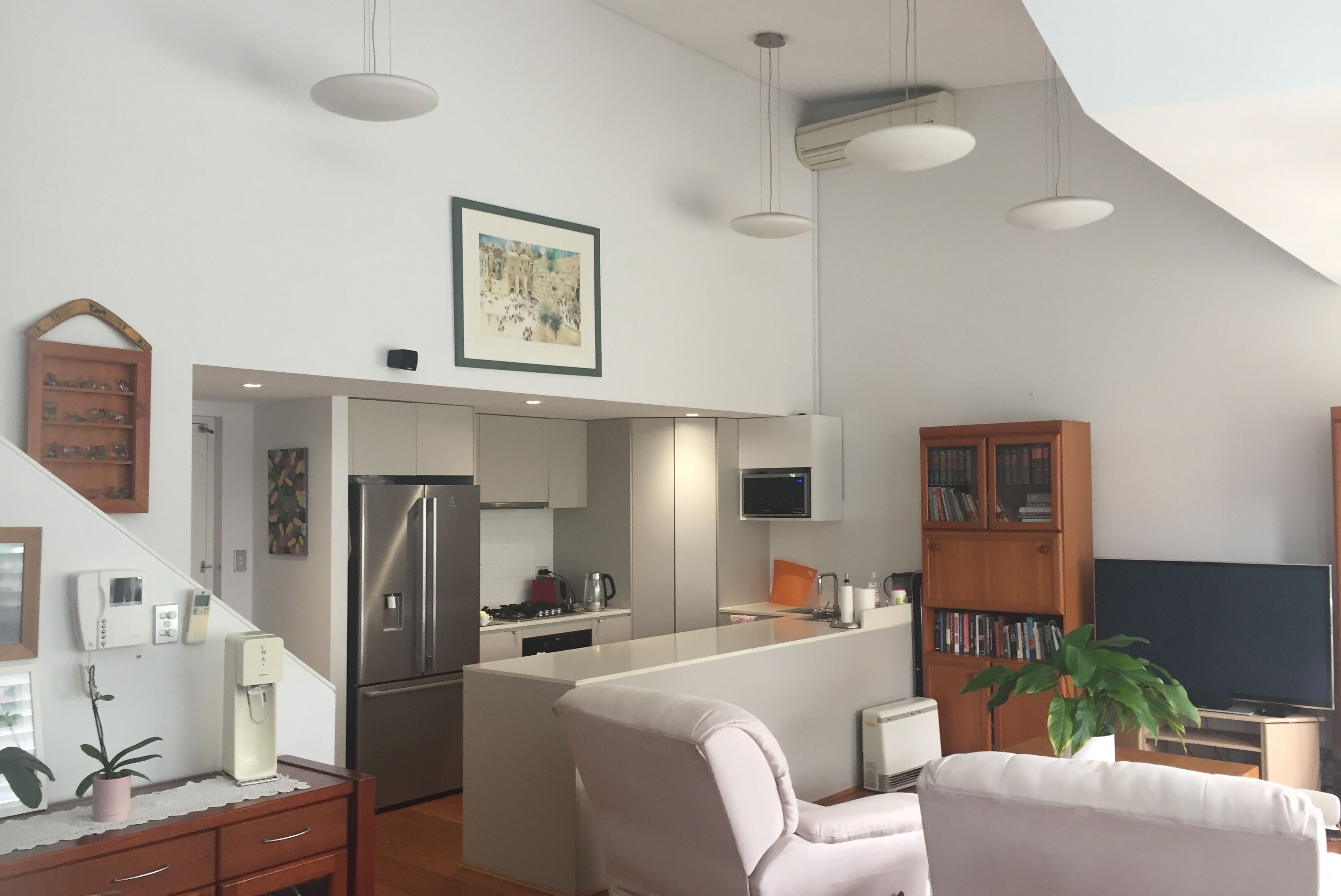 Modern Penthouse Style Apartment. Close to Beaches and Shops