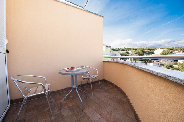 Outdoor dining - Studio apartment*** - PremanturaDom (Premantura)